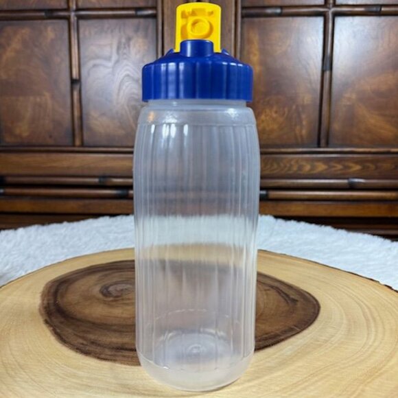 Vintage Set of 2 Rubbermaid 1qt Red Measuring + 1.25pt Blue Flip Top Bottles - Picture 8 of 12